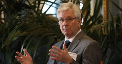 El Fed está estudiando la tokenización, contratos inteligentes e IA en pagos, dice el Gobernador Waller