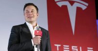 Elon Musk compra más de 2.5M de acciones de Tesla, revela documento