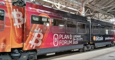 Tranvía temático de Bitcoin circula en Milán, Italia