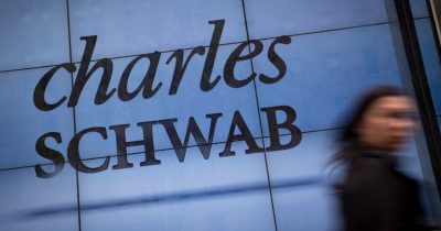 Charles Schwab iniciará operaciones 'spot' en cripto en la primera mitad de 2026
