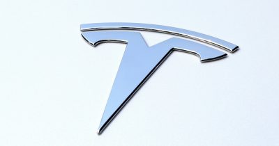 Acciones de Tesla suben tras revelación de Musk sobre avances rápidos en chips de IA propios