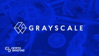 "Logo de Grayscale centrado sobre un fondo azul con monedas de Bitcoin y billetes de d&oacute;lar estadounidense."