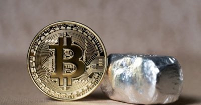 Relación Bitcoin-plata alcanza su mínimo desde octubre de 2023 mientras suben precios de la plata