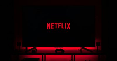 Acciones de Netflix bajan tras anuncio de adquisición de Warner Bros.