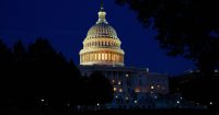 Senadores dem&oacute;cratas se re&uacute;nen en privado para revisar propuesta de compromiso republicano para ley de estructura del mercado cripto