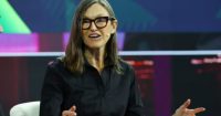 Cathie Wood ve a Bitcoin entrando en una nueva fase con menores ca&iacute;das