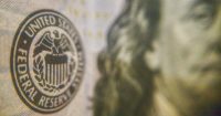 Estrategas de BlackRock prev&eacute;n recortes limitados de tasas en 2026 a menos que el mercado laboral se deteriore
