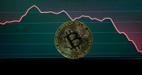 Bitcoin cae cerca de $3,000 mientras se liquidan m&aacute;s de $70M en largos en las &uacute;ltimas 4 horas