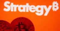 Strategy registra p&eacute;rdida de $12.4B en T4 mientras Bitcoin cae a $64K y las acciones se desploman 17%