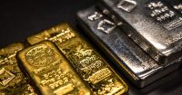 Metales preciosos repuntan a m&aacute;ximos mensuales mientras cripto y bolsas se estancan