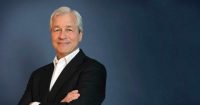 Jamie Dimon, CEO de JPMorgan, impulsa igualdad de condiciones para recompensas de stablecoin
