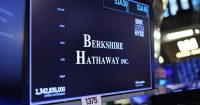 Berkshire Hathaway reanuda recompras por primera vez desde 2024 mientras el CEO Greg Abel tambi&eacute;n compra acciones